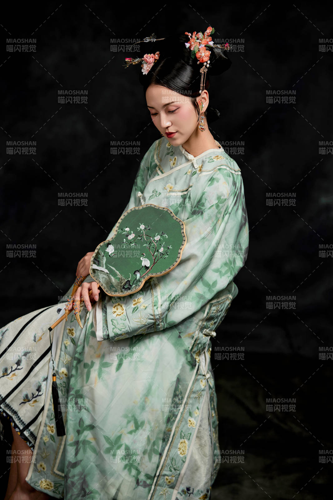 展示中国清朝宫廷服饰的亚洲女性图片