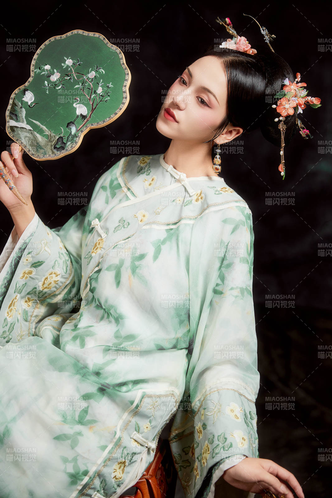 展示中国清朝宫廷服饰的亚洲女性图片