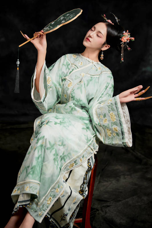 展示中国清朝宫廷服饰的亚洲女性图片