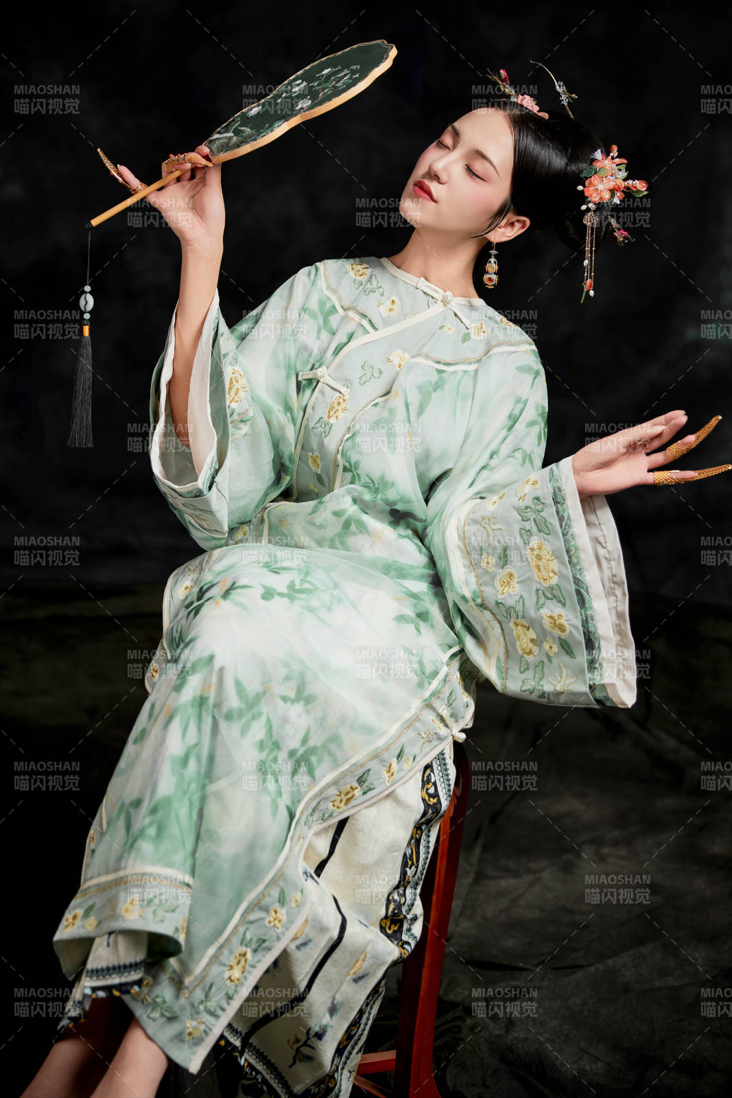 展示中国清朝宫廷服饰的亚洲女性图片