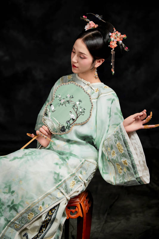 展示中国清朝宫廷服饰的亚洲女性图片