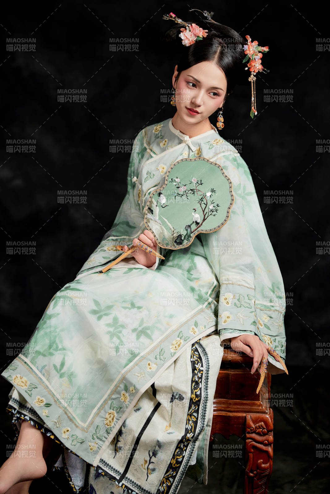 展示中国清朝宫廷服饰的亚洲女性图片