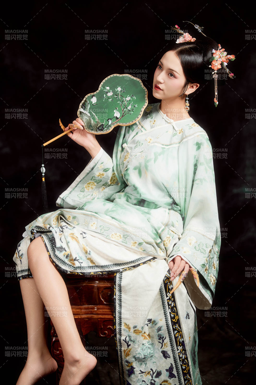 展示中国清朝宫廷服饰的亚洲女性图片