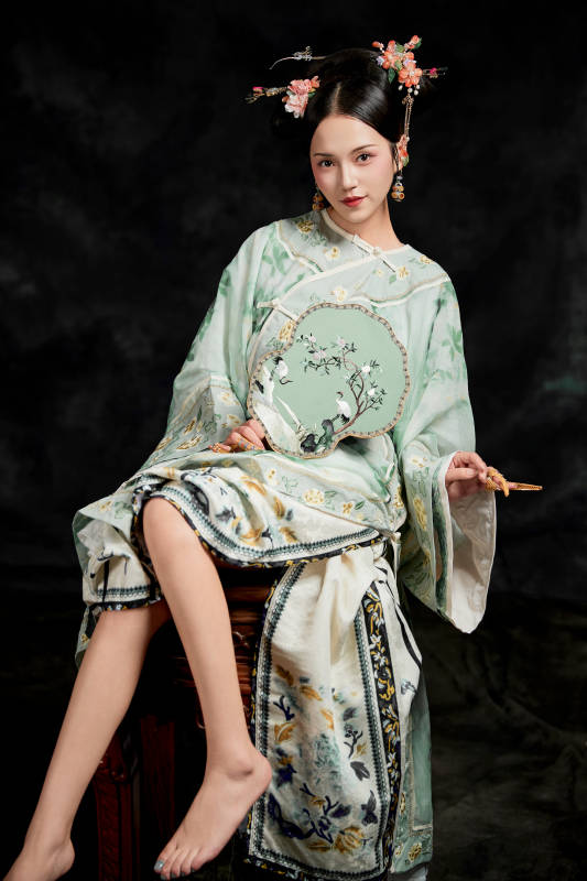展示中国清朝宫廷服饰的亚洲女性图片