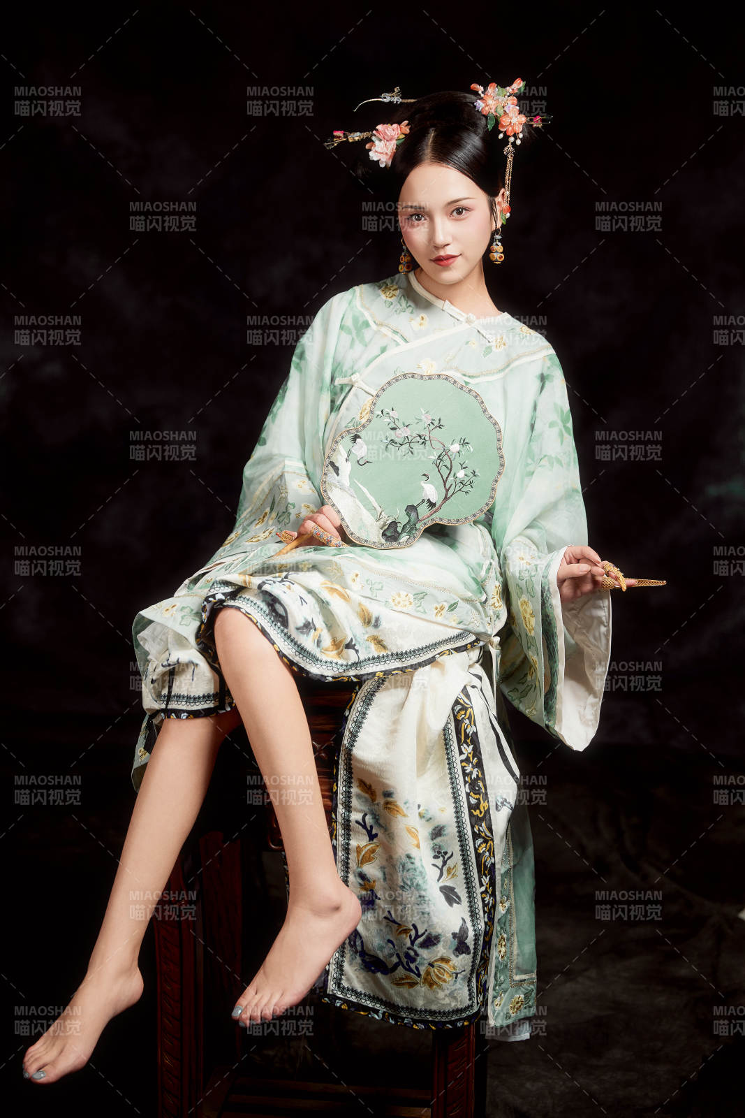 展示中国清朝宫廷服饰的亚洲女性图片