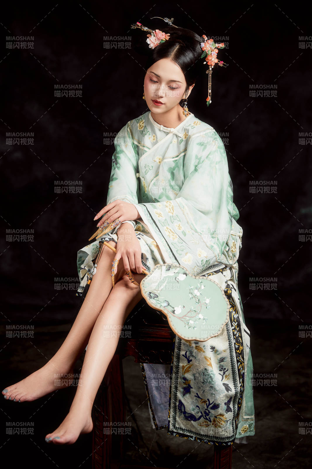 展示中国清朝宫廷服饰的亚洲女性图片