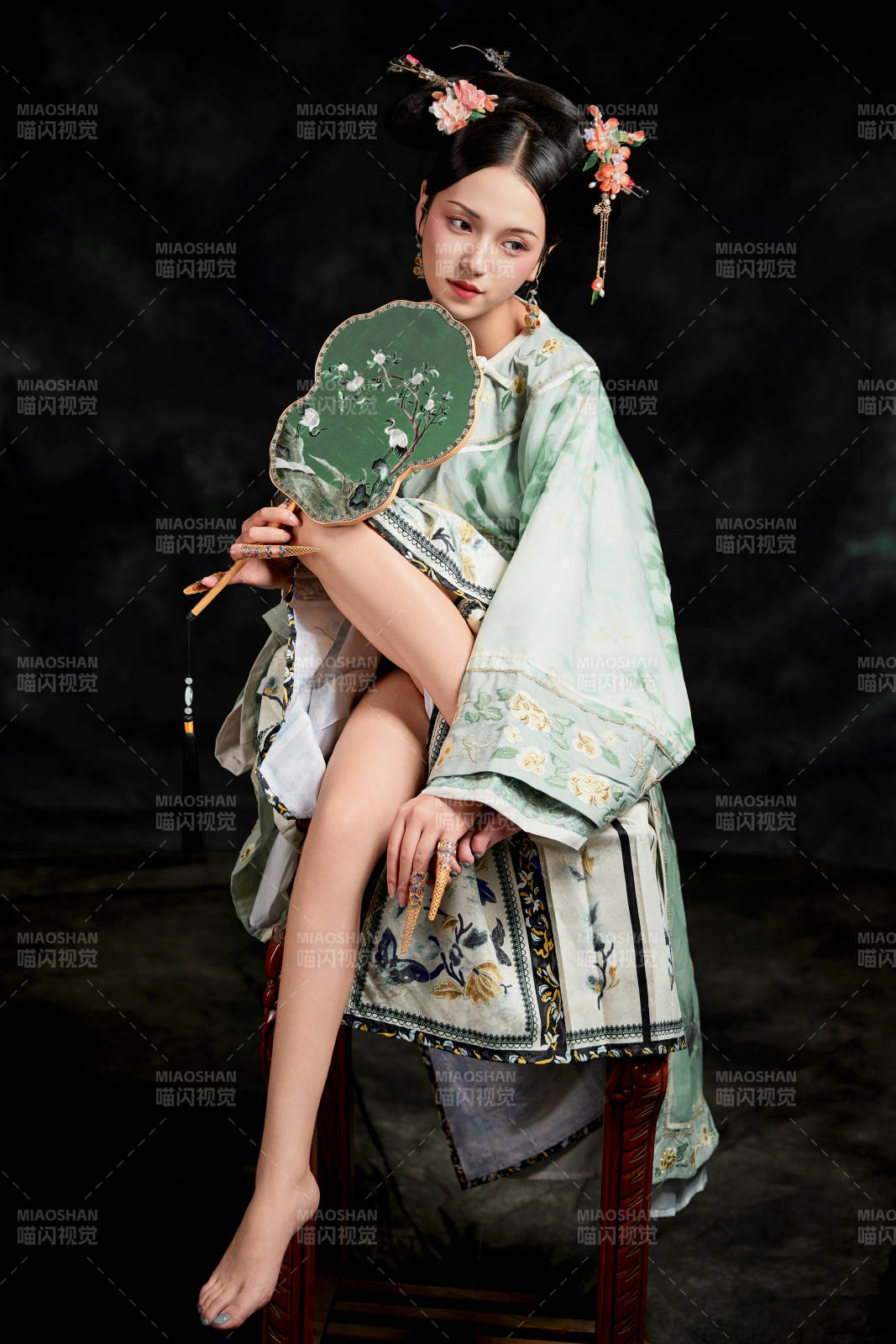 展示中国清朝宫廷服饰的亚洲女性图片