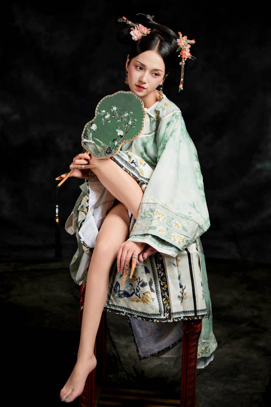 展示中国清朝宫廷服饰的亚洲女性图片