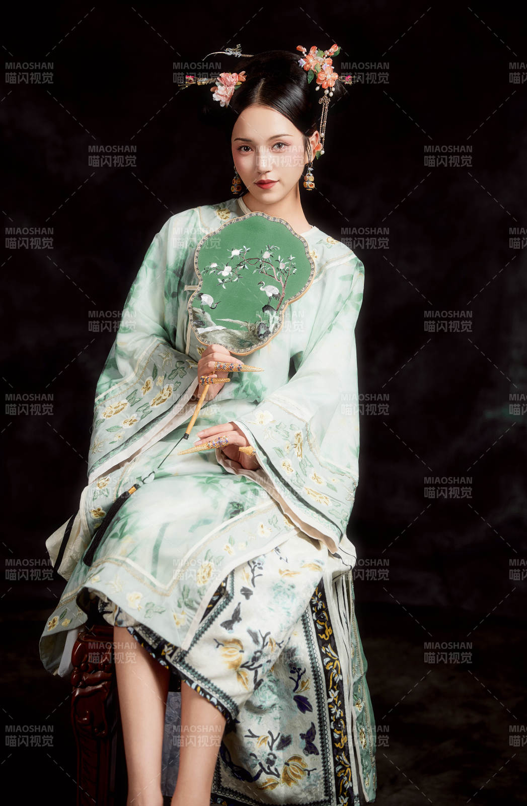 展示中国清朝宫廷服饰的亚洲女性图片