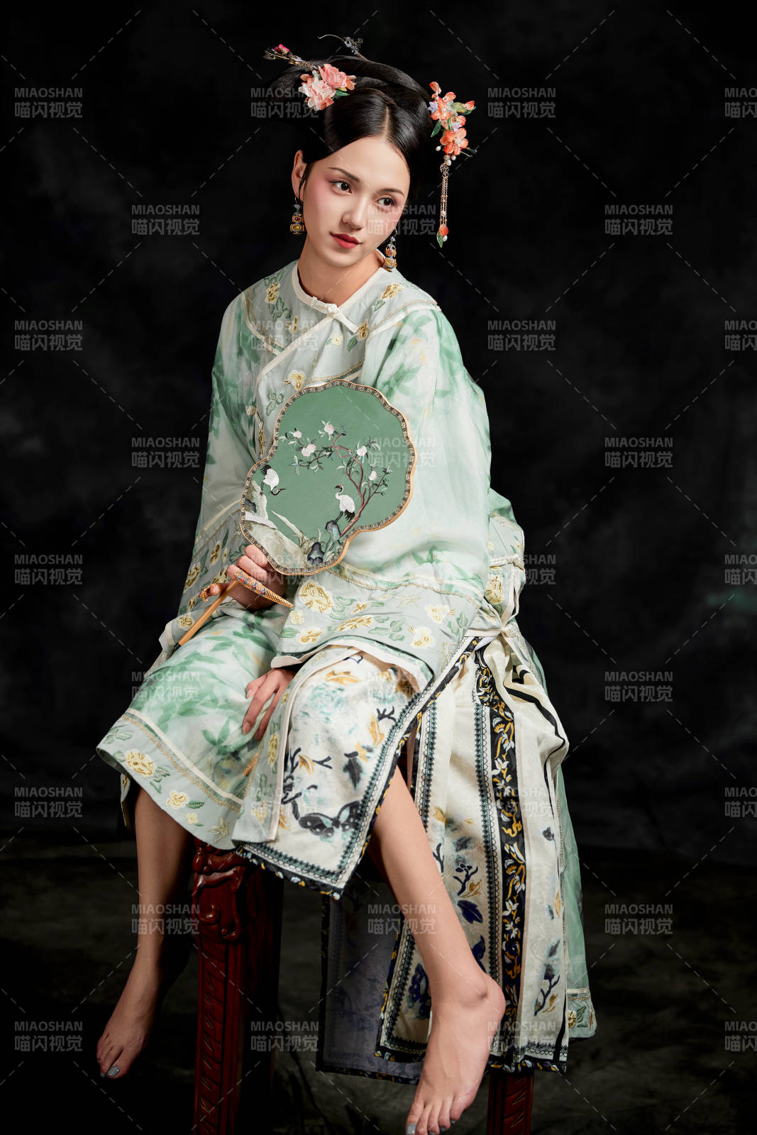 展示中国清朝宫廷服饰的亚洲女性图片