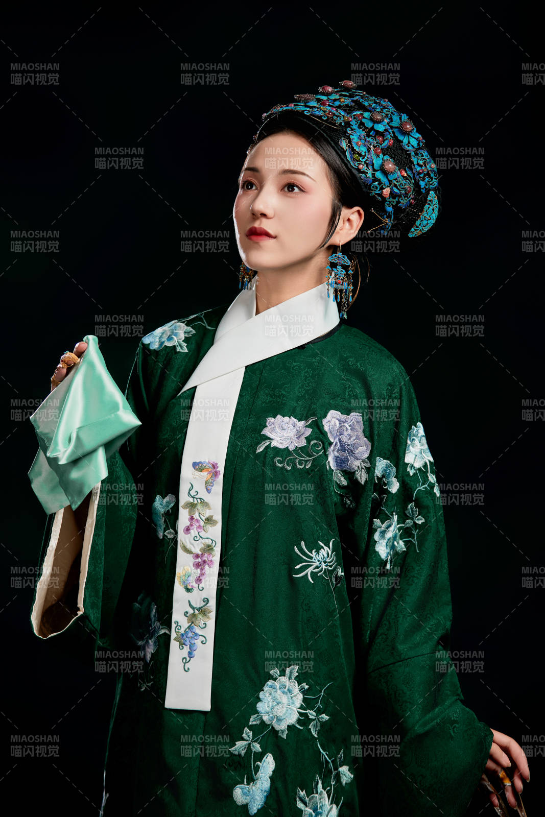 展示中国清朝宫廷服饰的亚洲女性图片