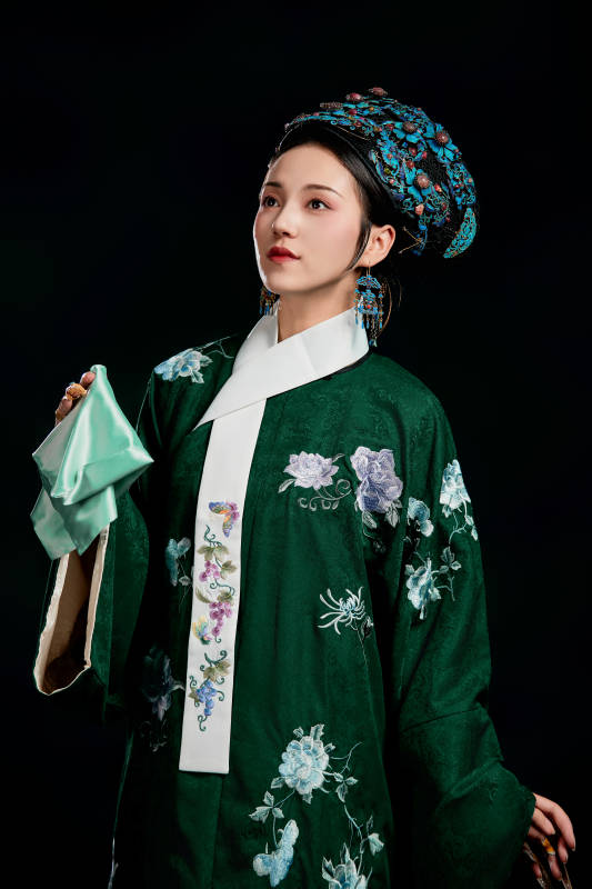 展示中国清朝宫廷服饰的亚洲女性图片