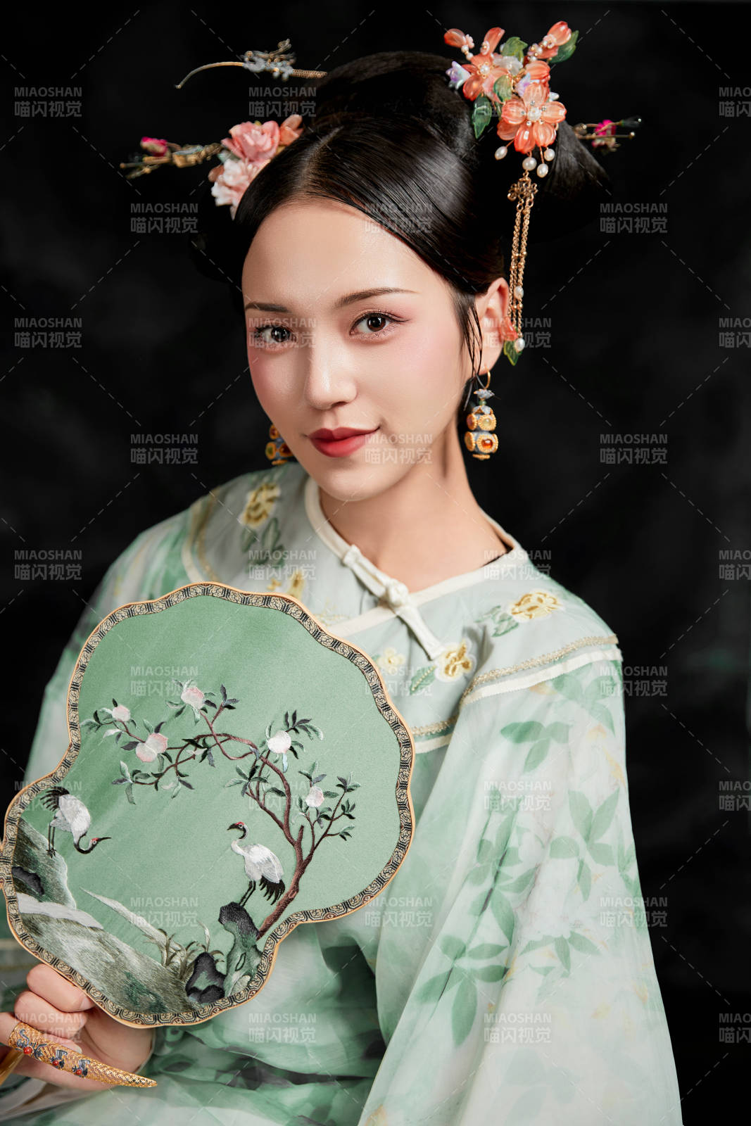 展示中国清朝宫廷服饰的亚洲女性图片