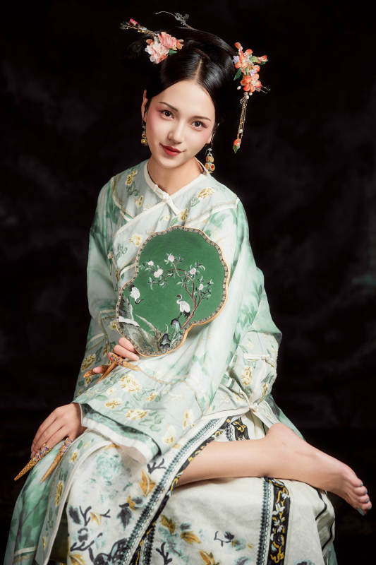 展示中国清朝宫廷服饰的亚洲女性图片