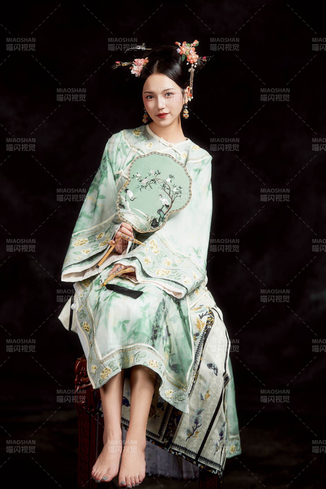 展示中国清朝宫廷服饰的亚洲女性图片