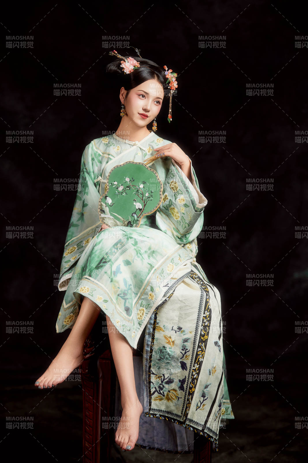 展示中国清朝宫廷服饰的亚洲女性图片