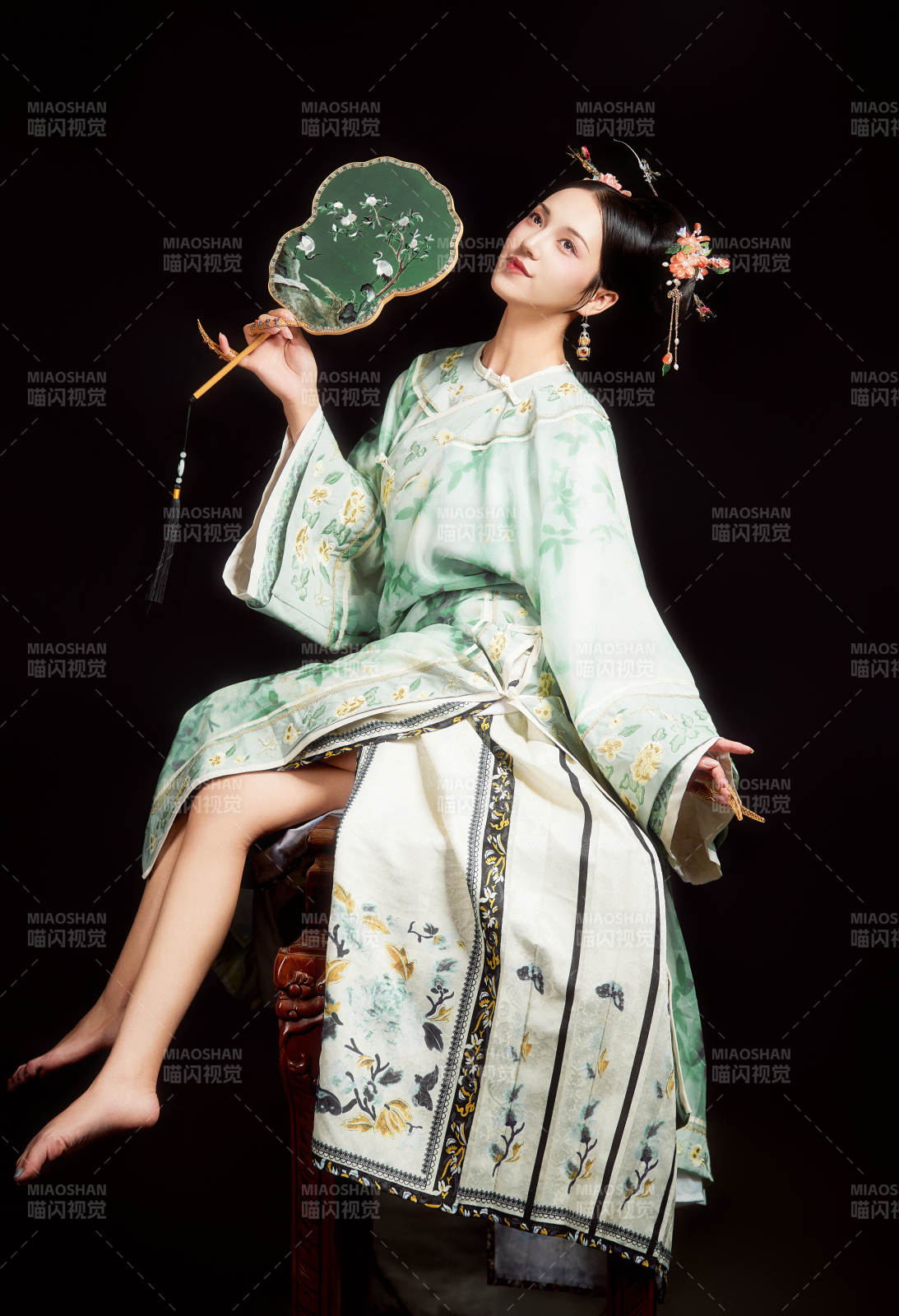 展示中国清朝宫廷服饰的亚洲女性图片