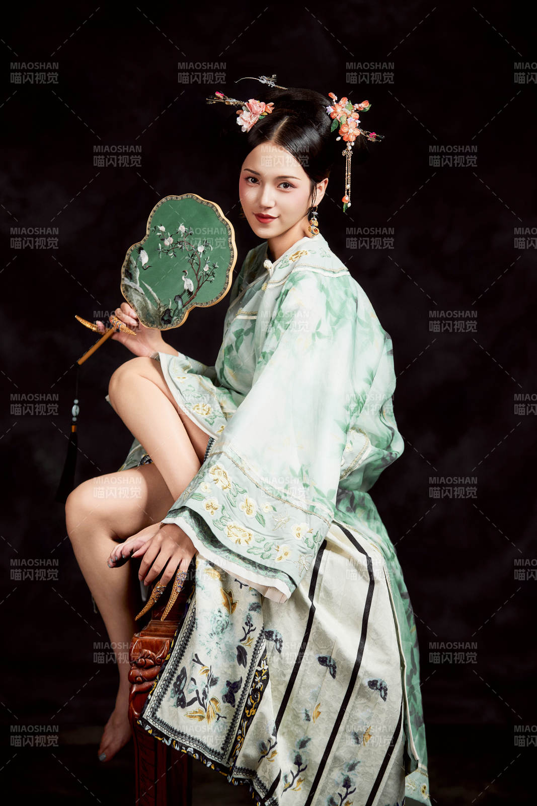 展示中国清朝宫廷服饰的亚洲女性图片