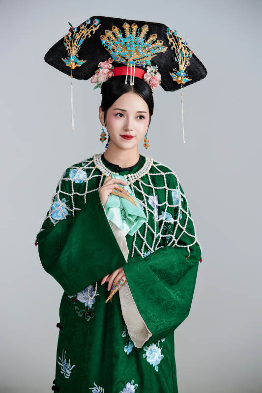展示中国清朝宫廷服饰的亚洲女性图片