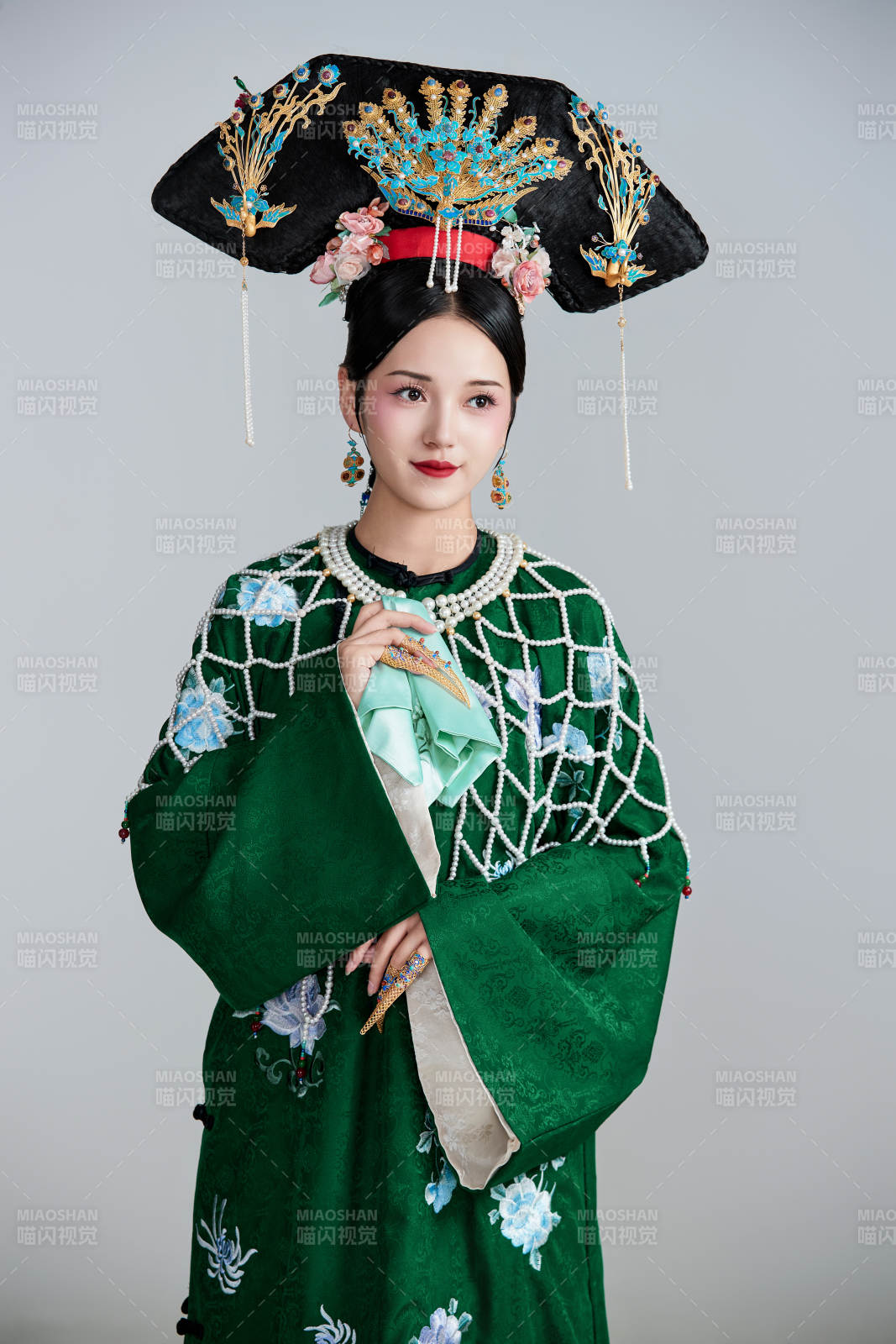 展示中国清朝宫廷服饰的亚洲女性图片