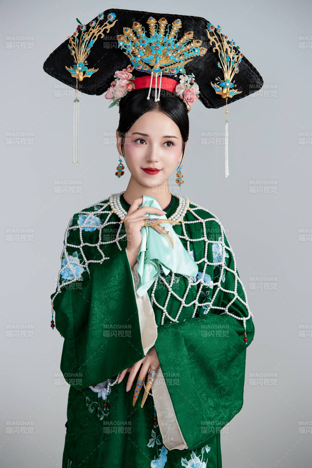 展示中国清朝宫廷服饰的亚洲女性图片