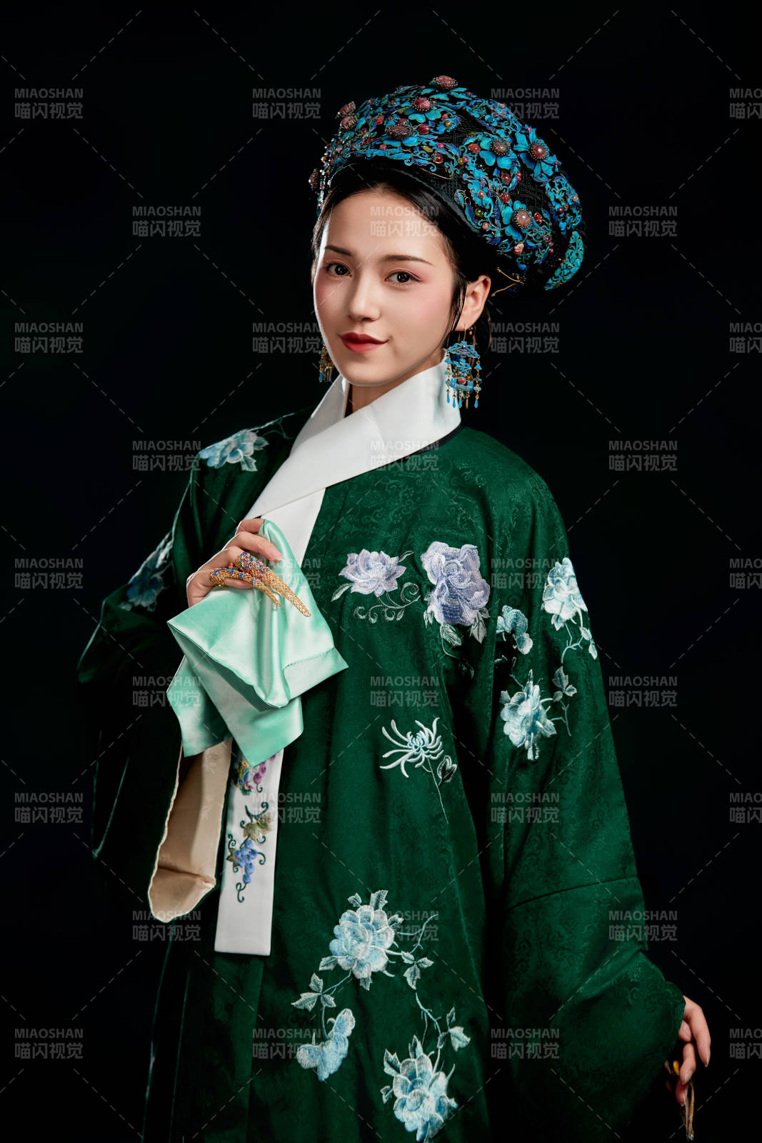 展示中国清朝宫廷服饰的亚洲女性图片