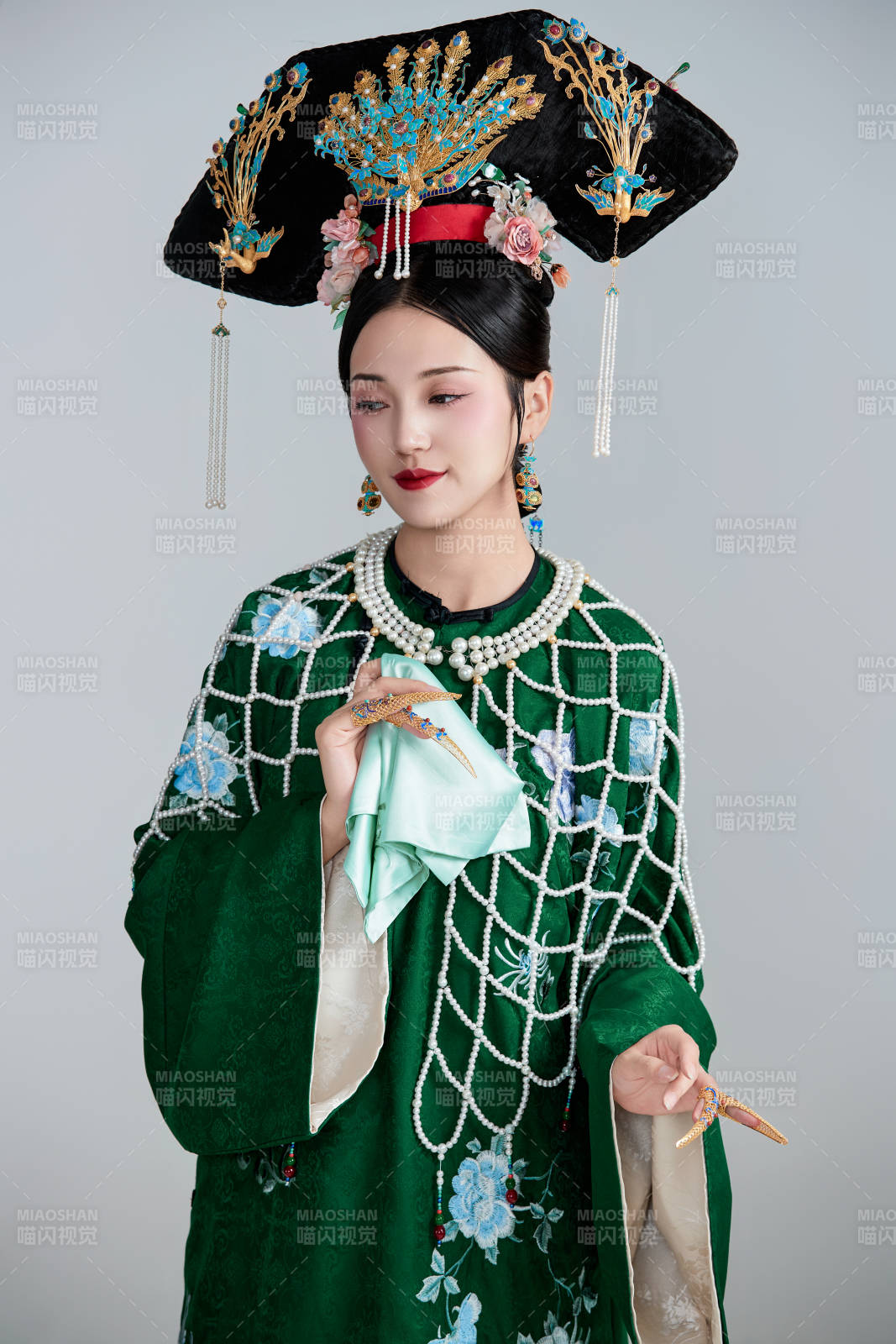 展示中国清朝宫廷服饰的亚洲女性图片