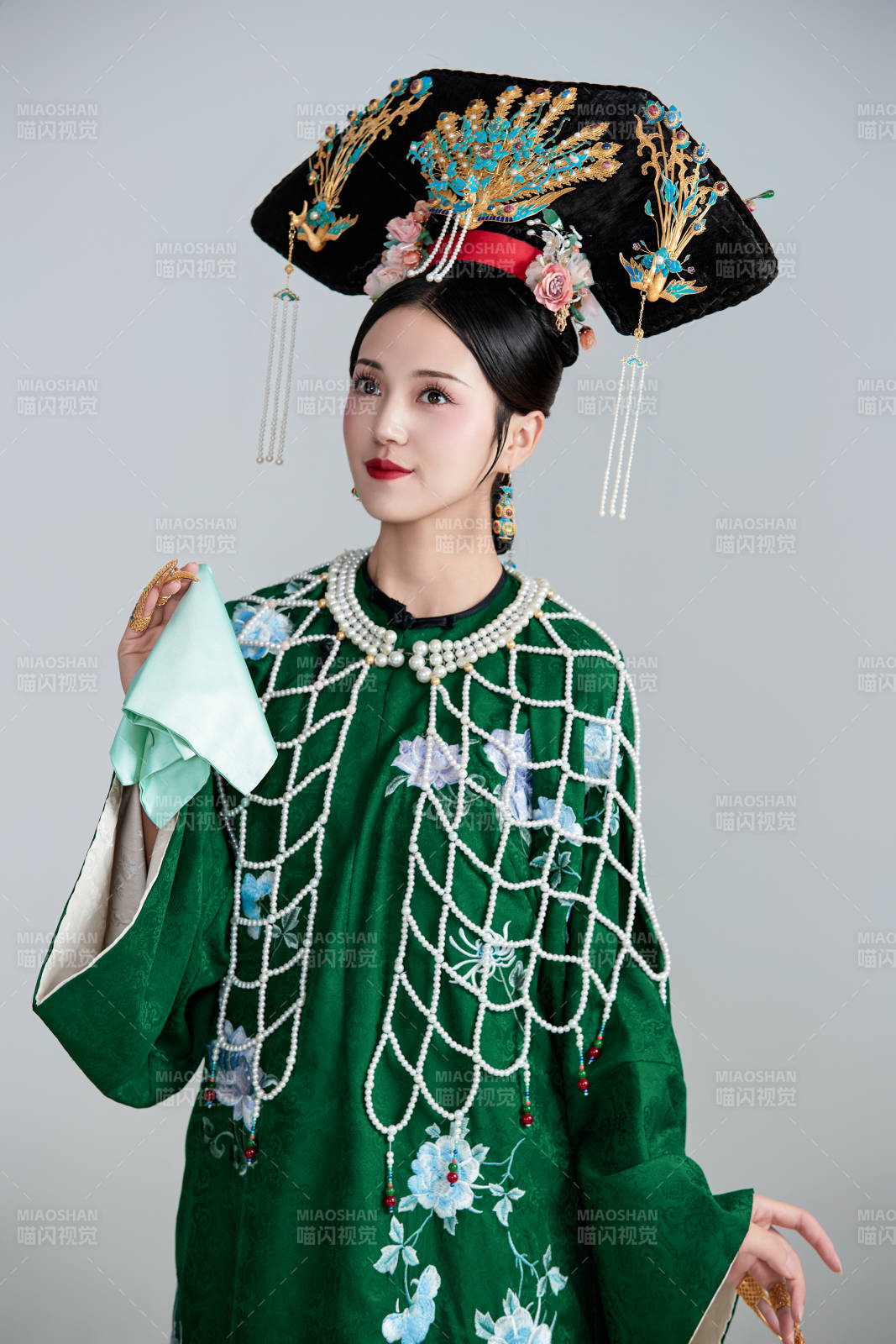 展示中国清朝宫廷服饰的亚洲女性图片