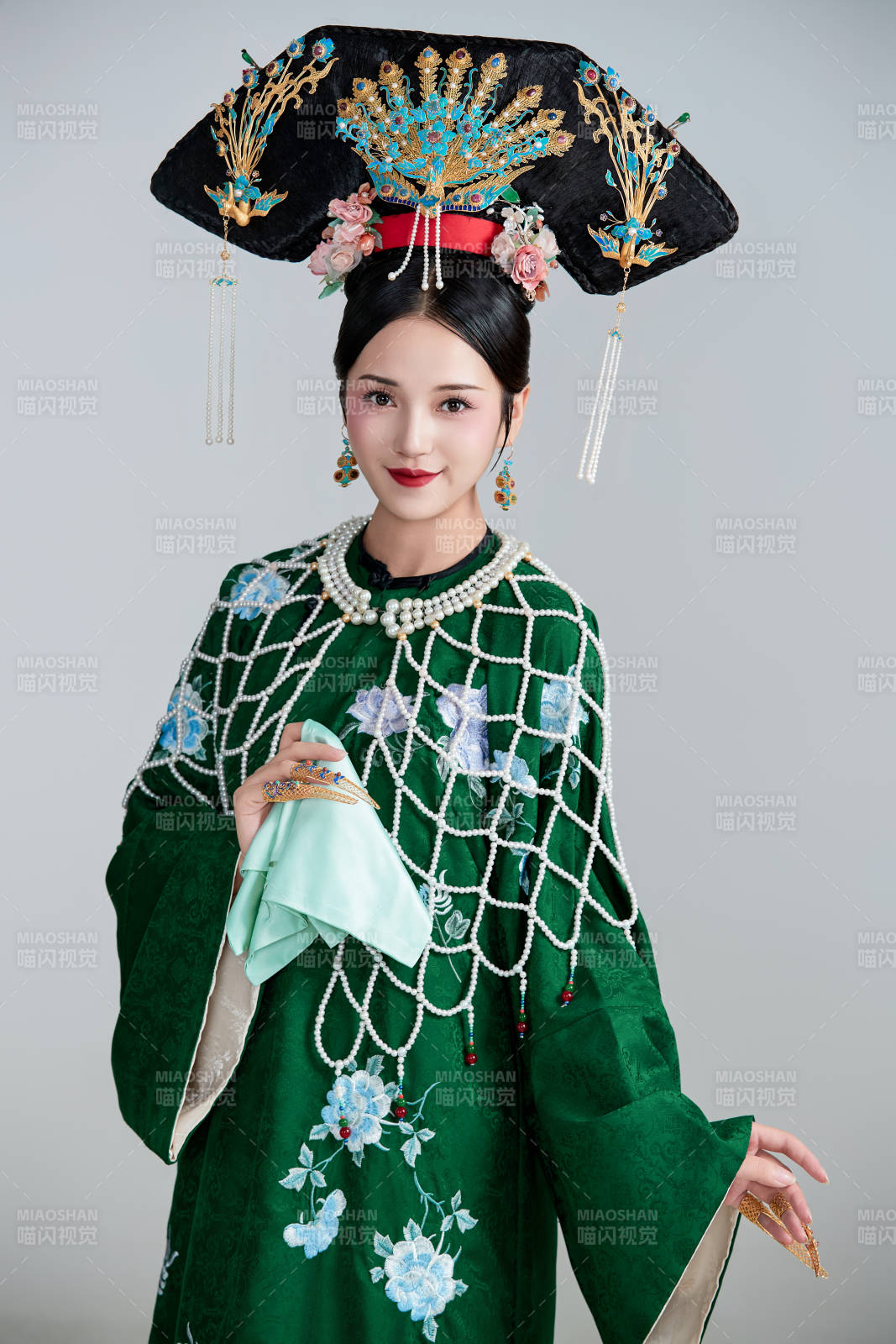 展示中国清朝宫廷服饰的亚洲女性图片