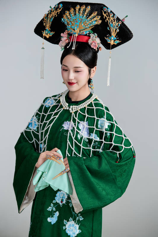 展示中国清朝宫廷服饰的亚洲女性图片