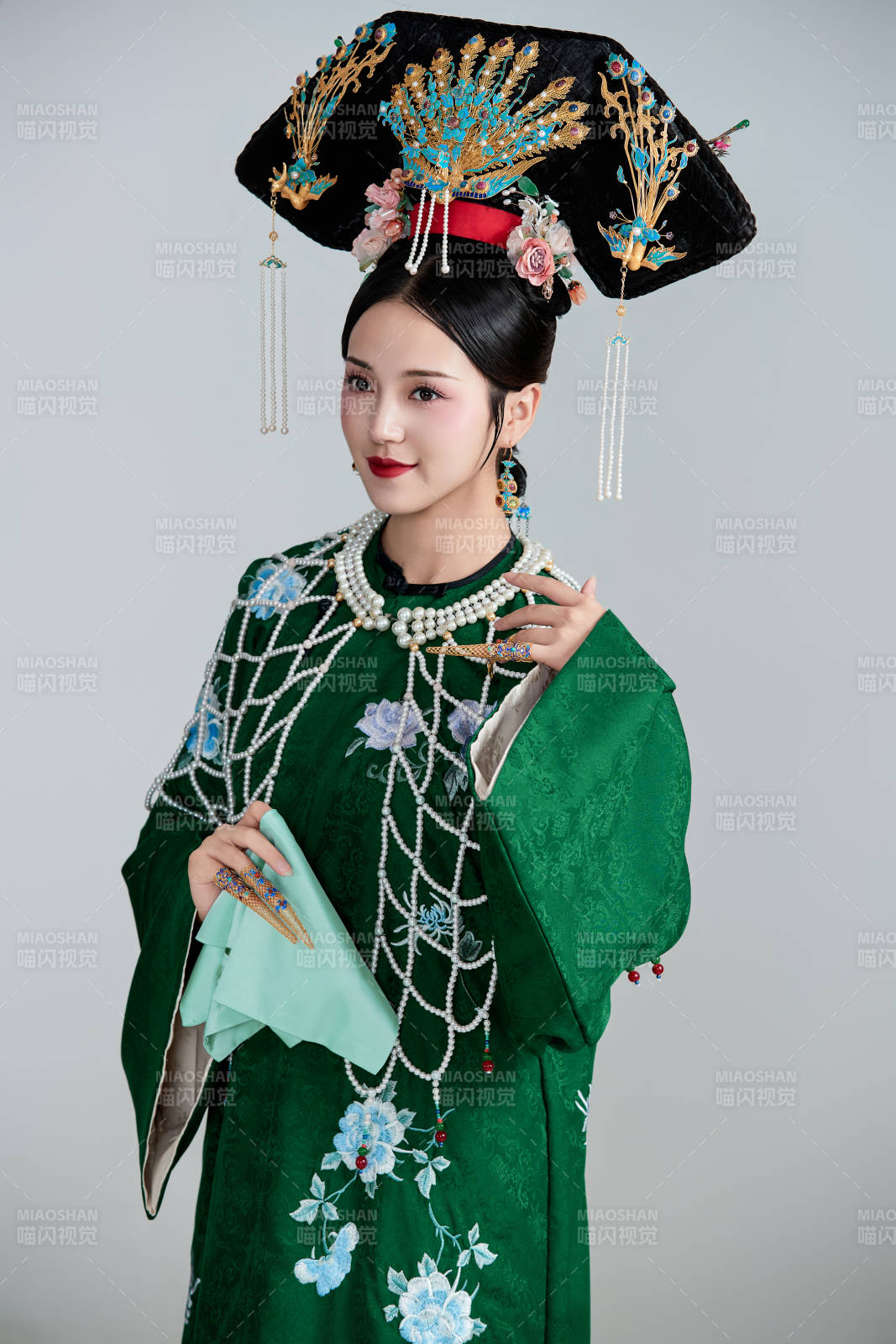 展示中国清朝宫廷服饰的亚洲女性图片