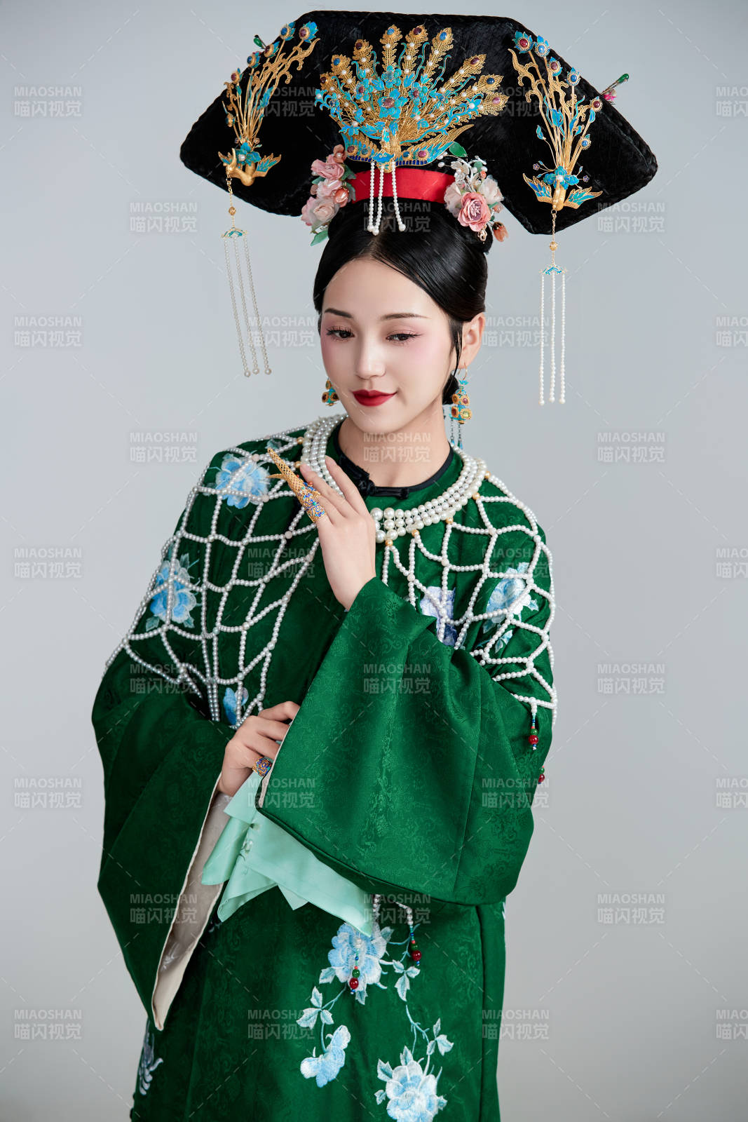 展示中国清朝宫廷服饰的亚洲女性图片