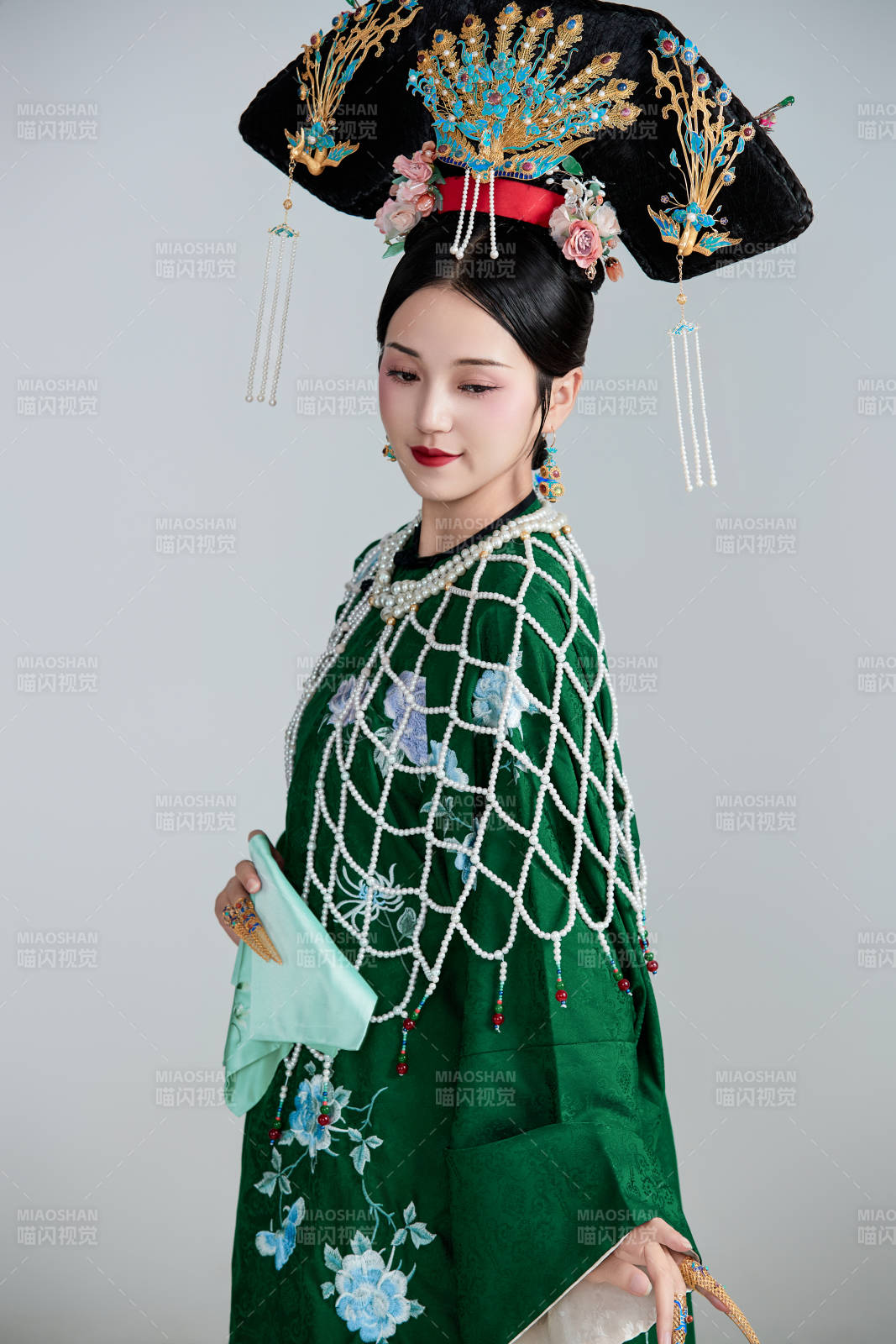 展示中国清朝宫廷服饰的亚洲女性图片