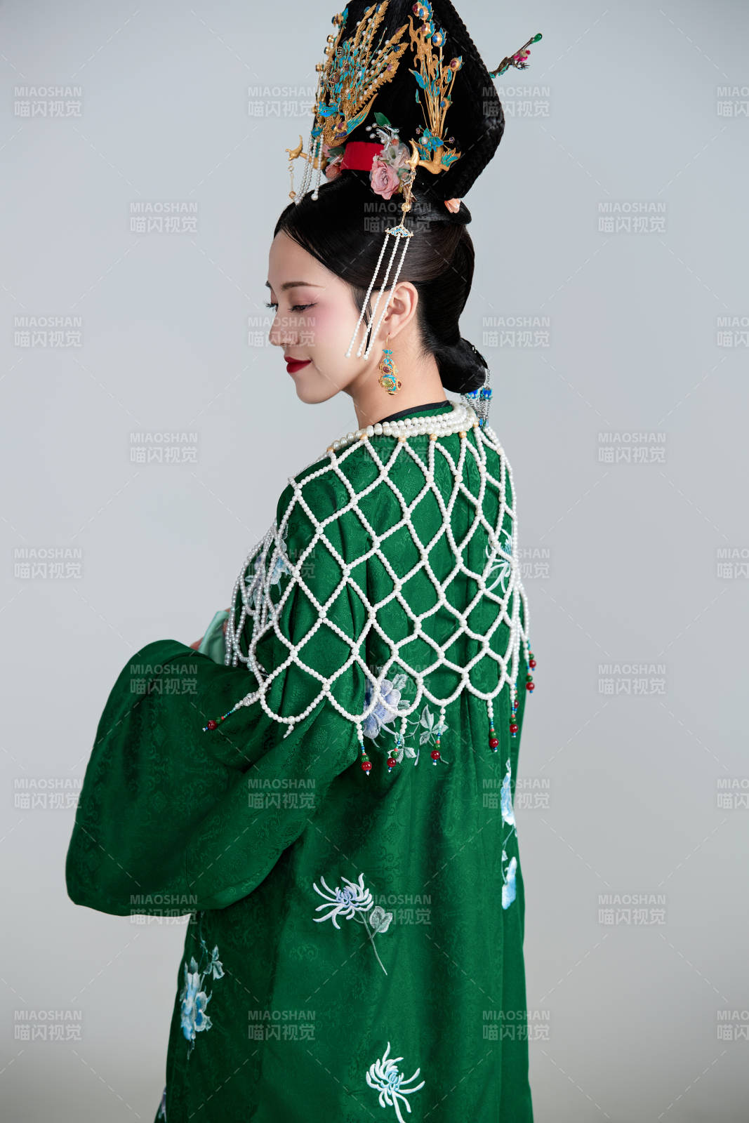 展示中国清朝宫廷服饰的亚洲女性图片