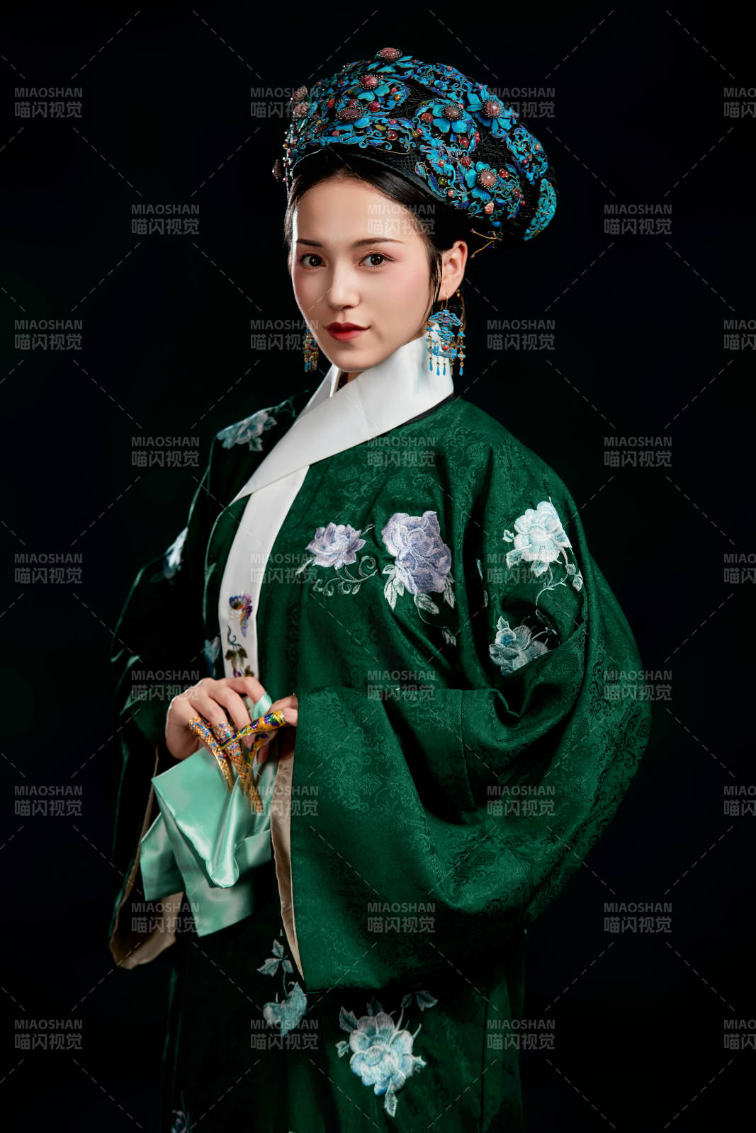 展示中国清朝宫廷服饰的亚洲女性图片