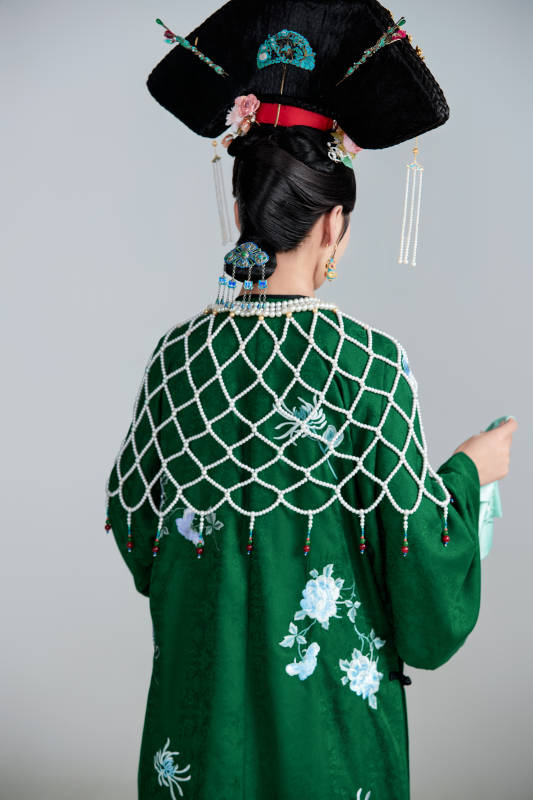 展示中国清朝宫廷服饰的亚洲女性图片