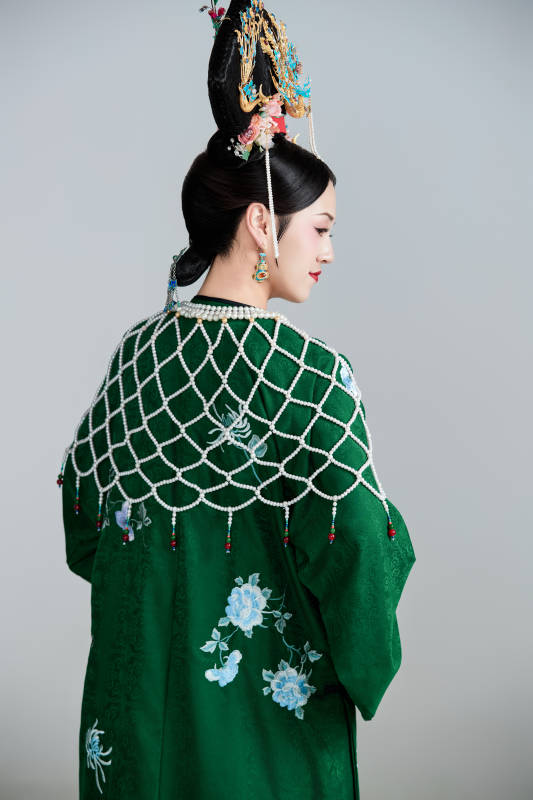 展示中国清朝宫廷服饰的亚洲女性图片