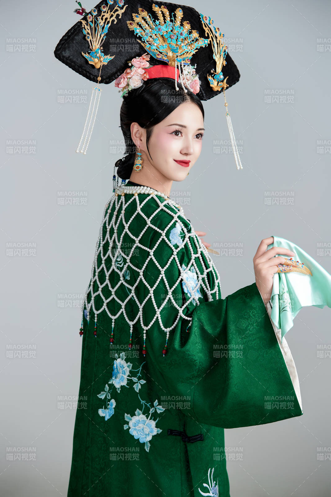 展示中国清朝宫廷服饰的亚洲女性图片