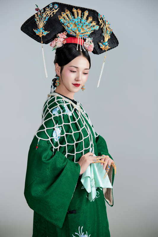 展示中国清朝宫廷服饰的亚洲女性图片