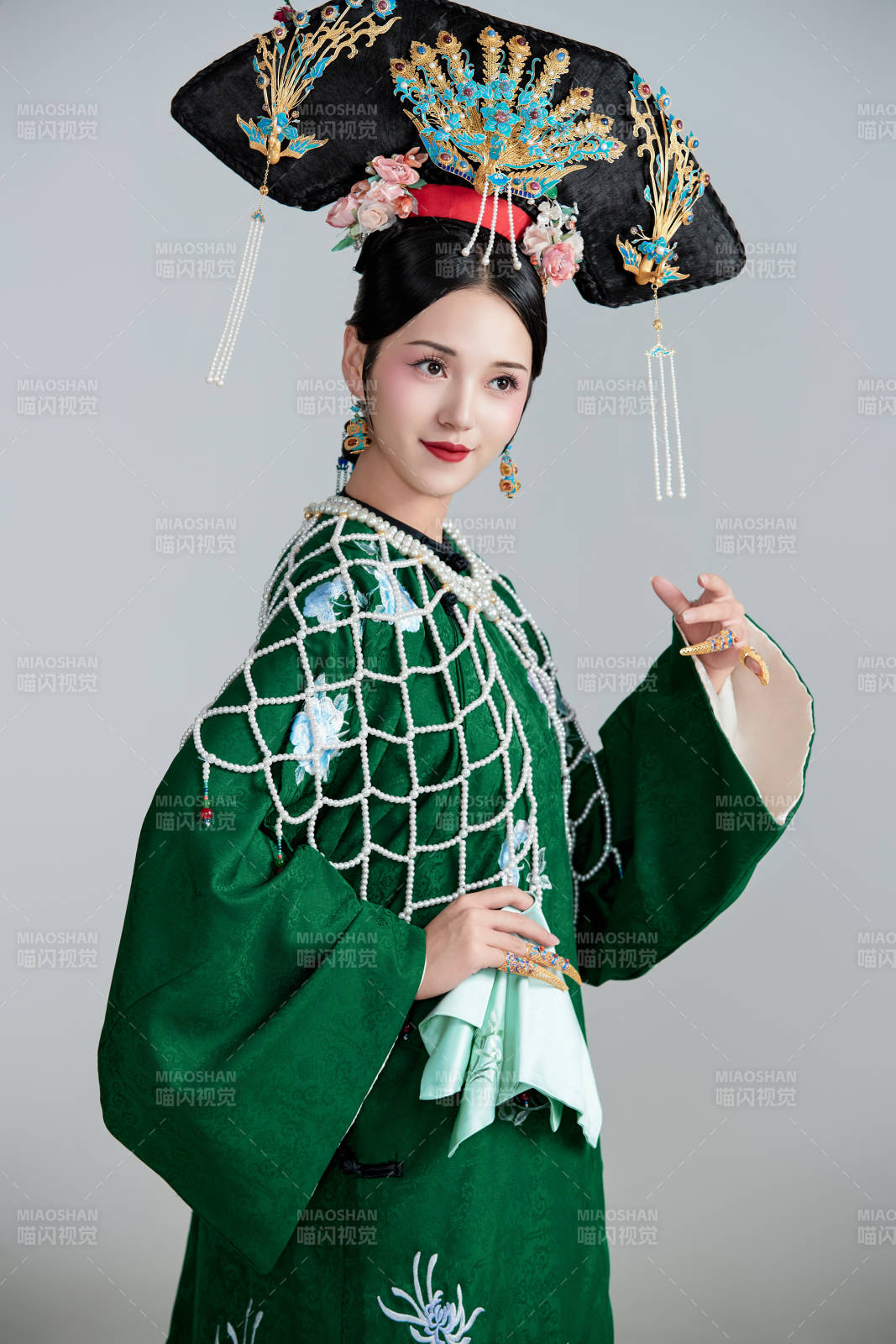 展示中国清朝宫廷服饰的亚洲女性图片