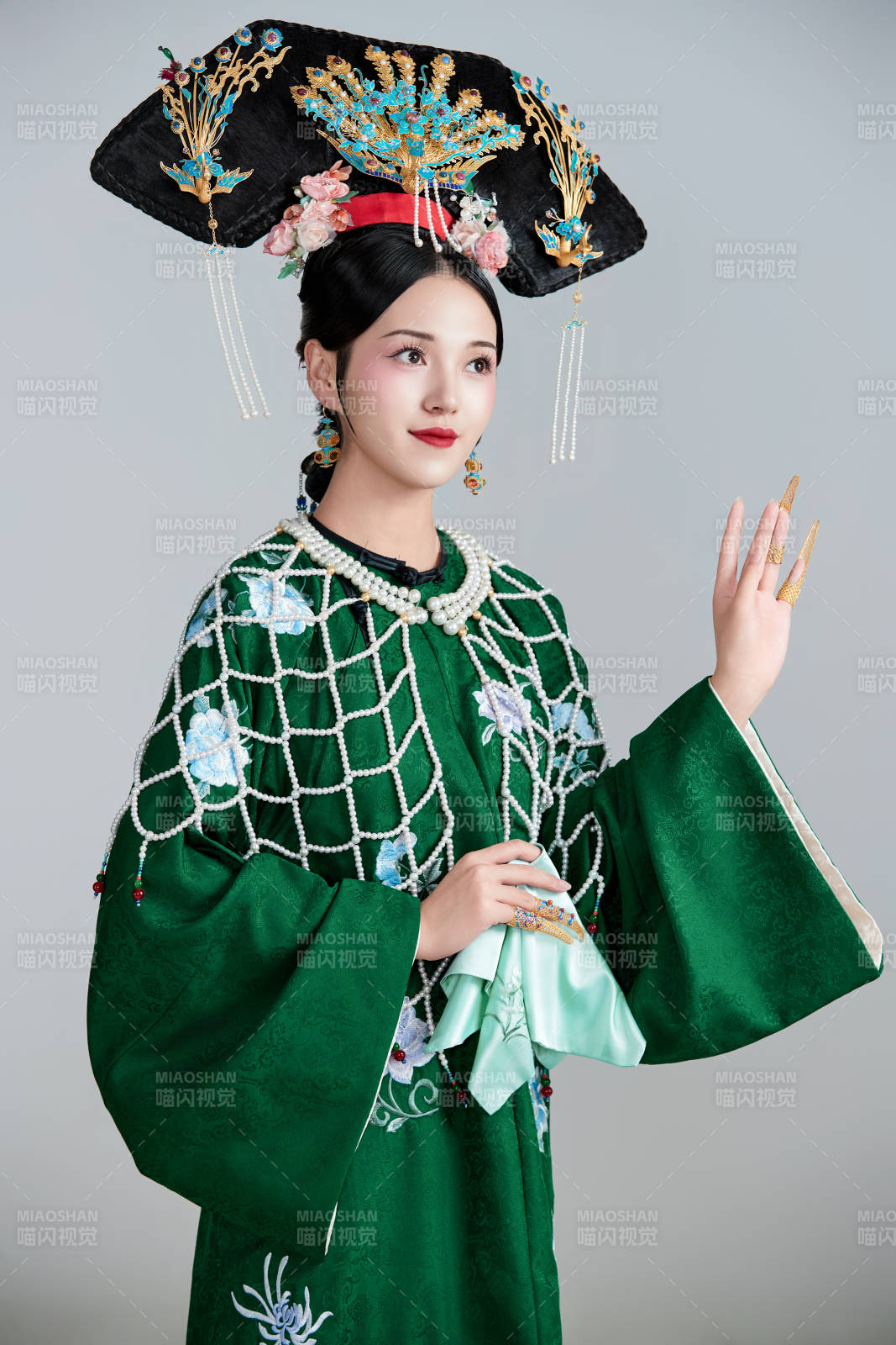 展示中国清朝宫廷服饰的亚洲女性图片