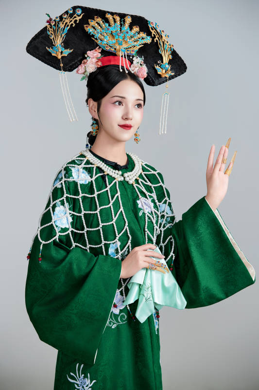展示中国清朝宫廷服饰的亚洲女性图片