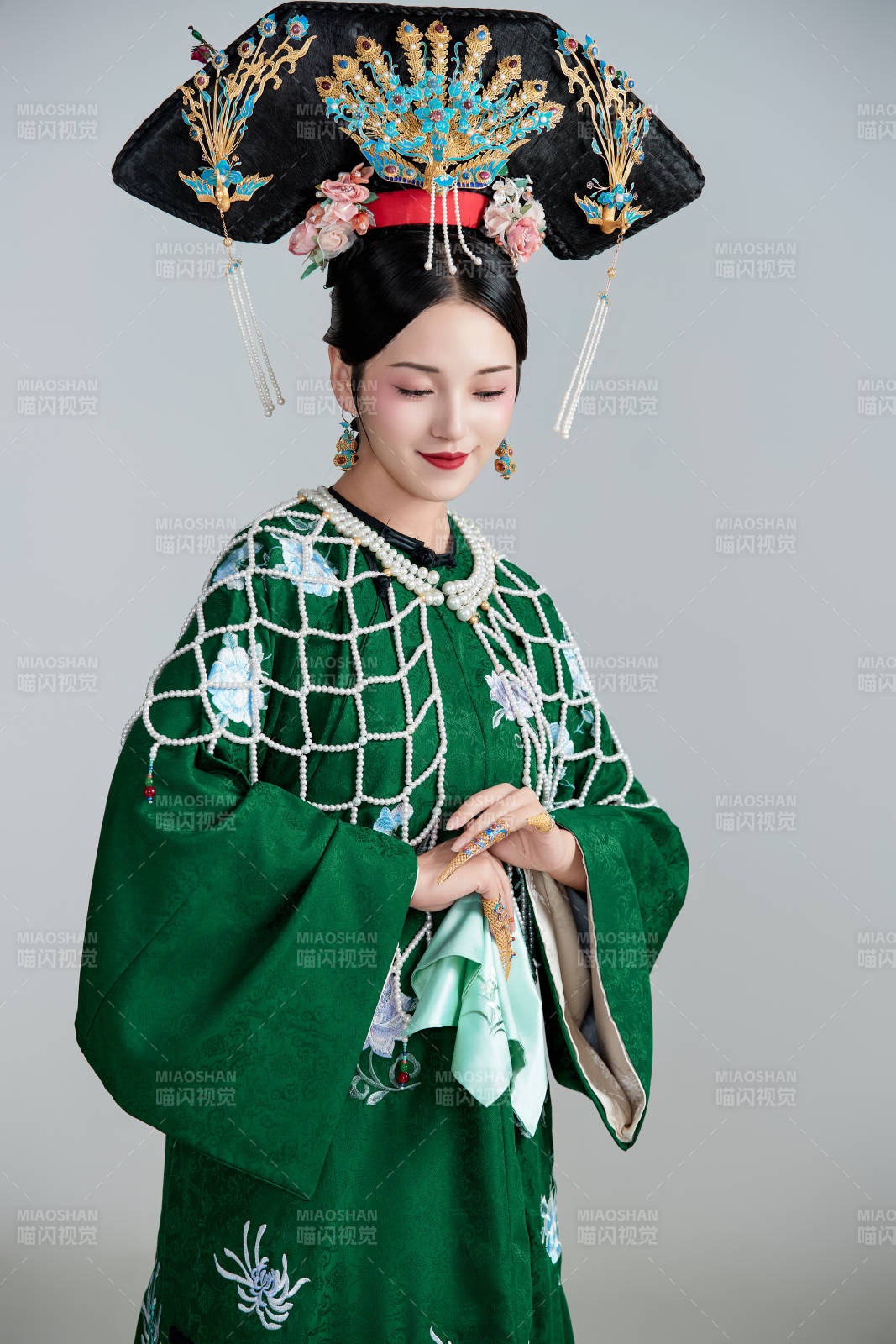 展示中国清朝宫廷服饰的亚洲女性图片