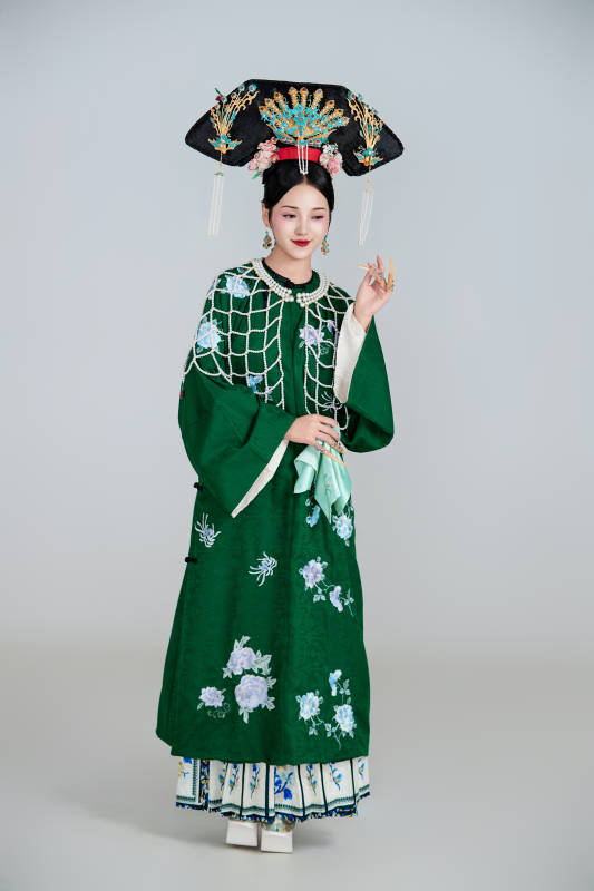 展示中国清朝宫廷服饰的亚洲女性图片