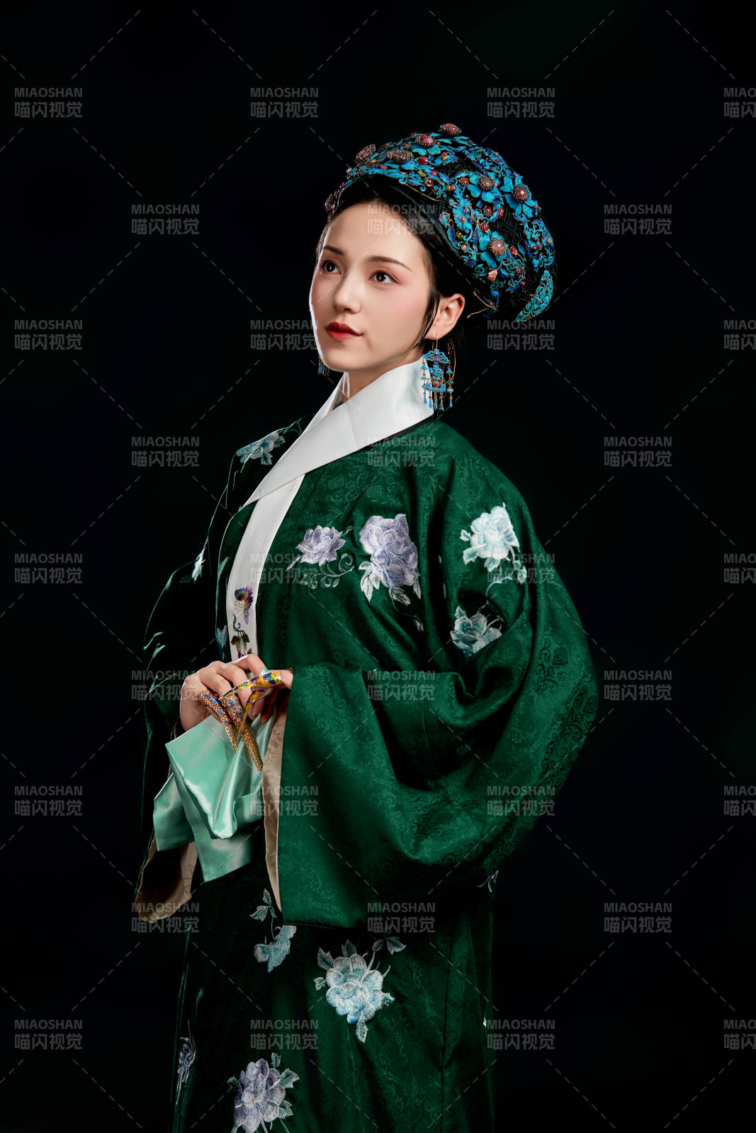 展示中国清朝宫廷服饰的亚洲女性图片