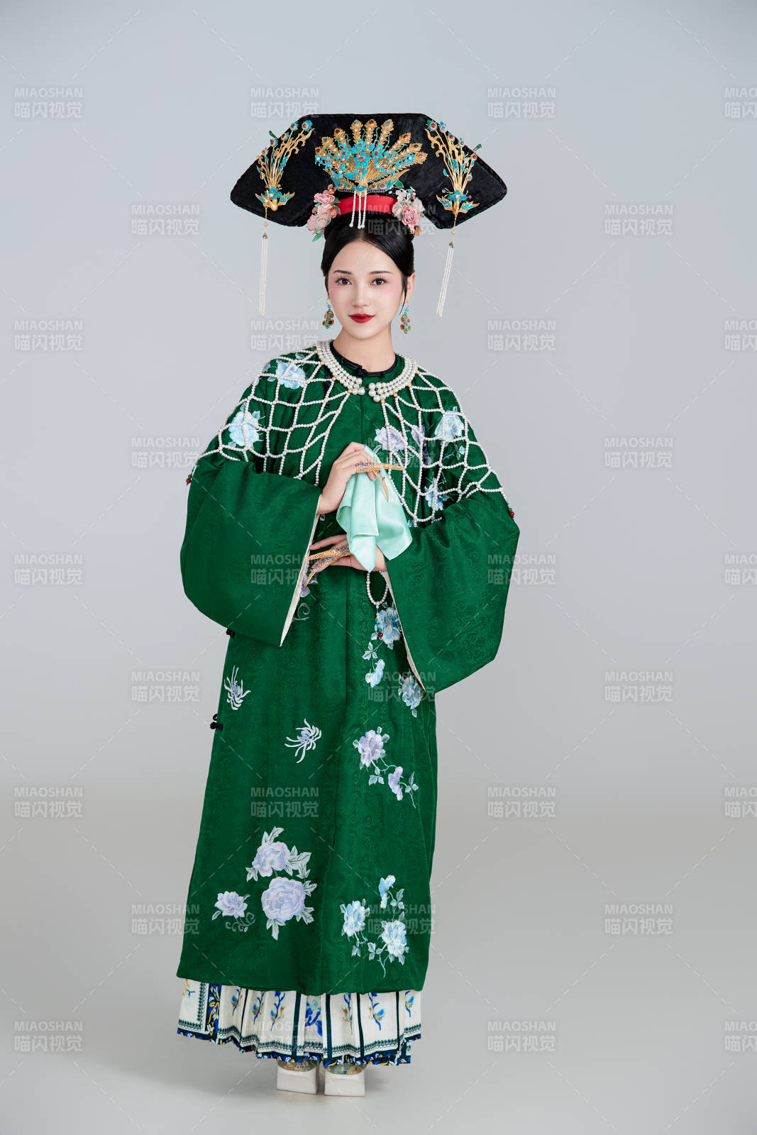 展示中国清朝宫廷服饰的亚洲女性图片