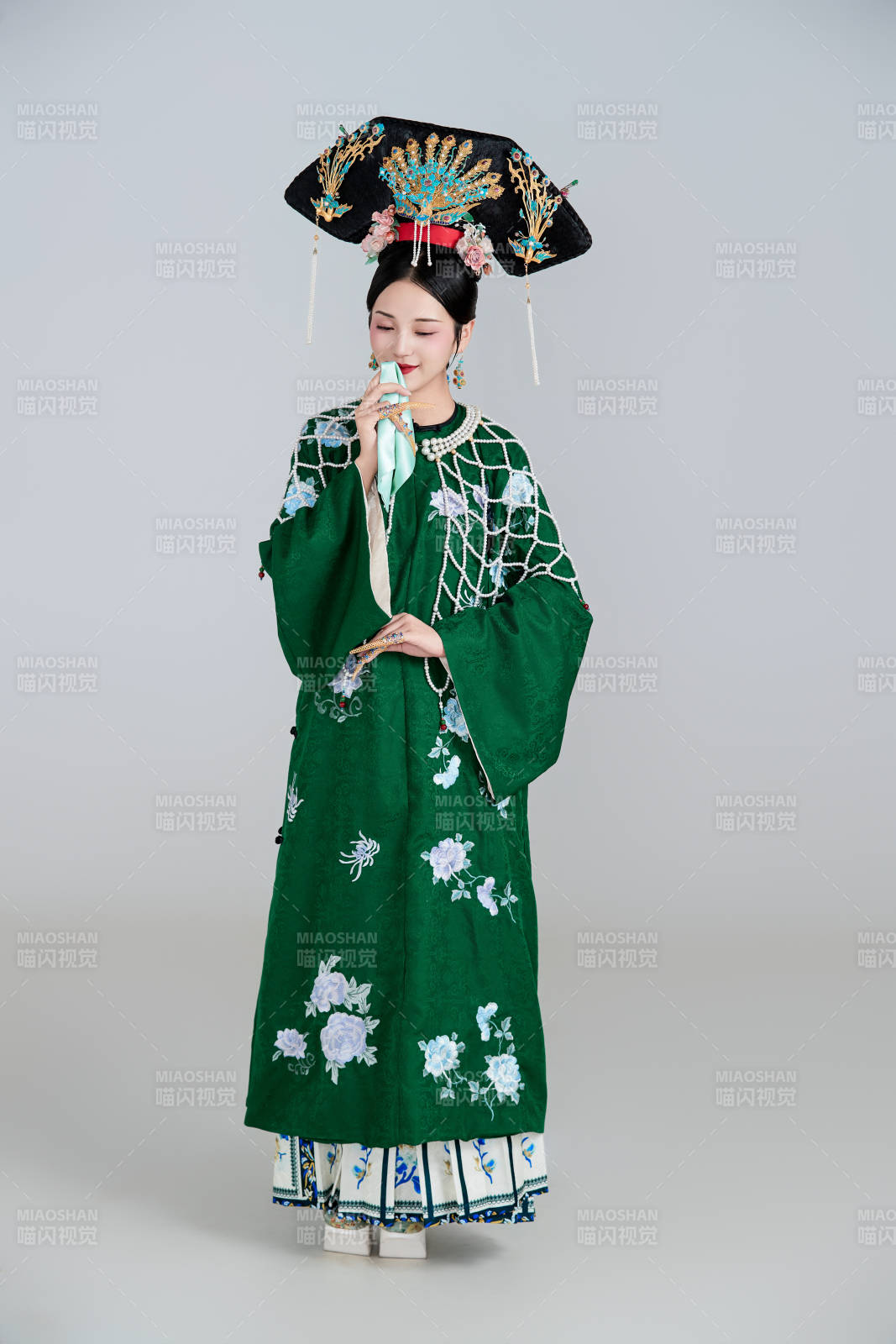 展示中国清朝宫廷服饰的亚洲女性图片