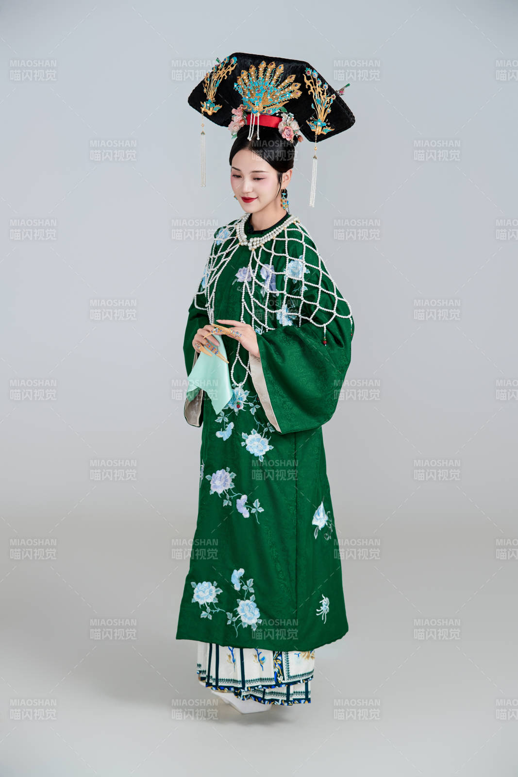 展示中国清朝宫廷服饰的亚洲女性图片