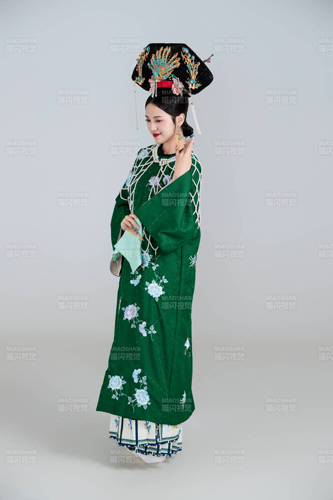 展示中国清朝宫廷服饰的亚洲女性图片