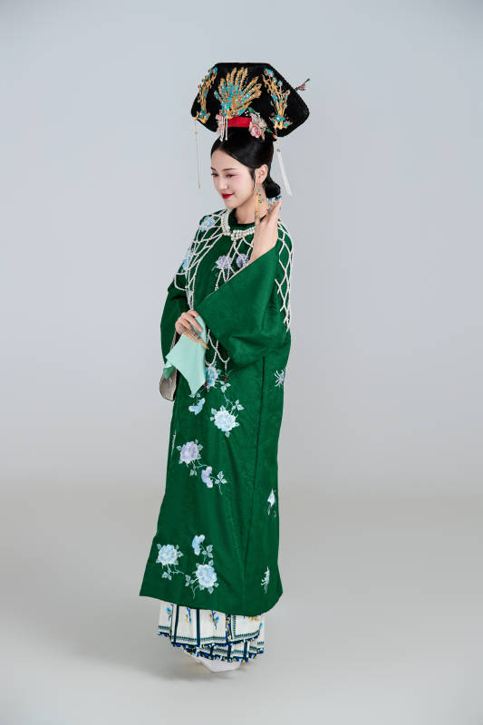 展示中国清朝宫廷服饰的亚洲女性图片